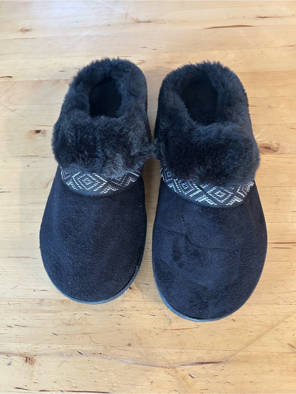 Isotoner Black Suede Hoodback Slippers Memory Foam Fur Trim L 8.5-9 Aztec Boho